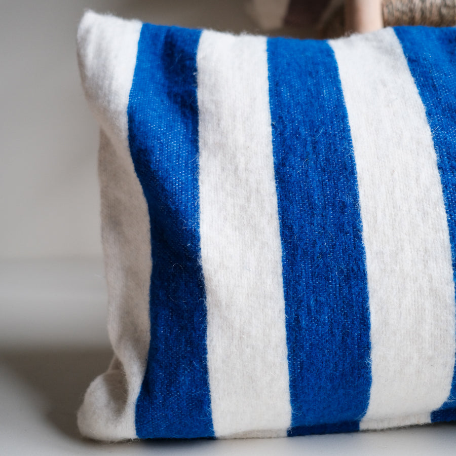 Wollen Kussen - blauw - brede streep