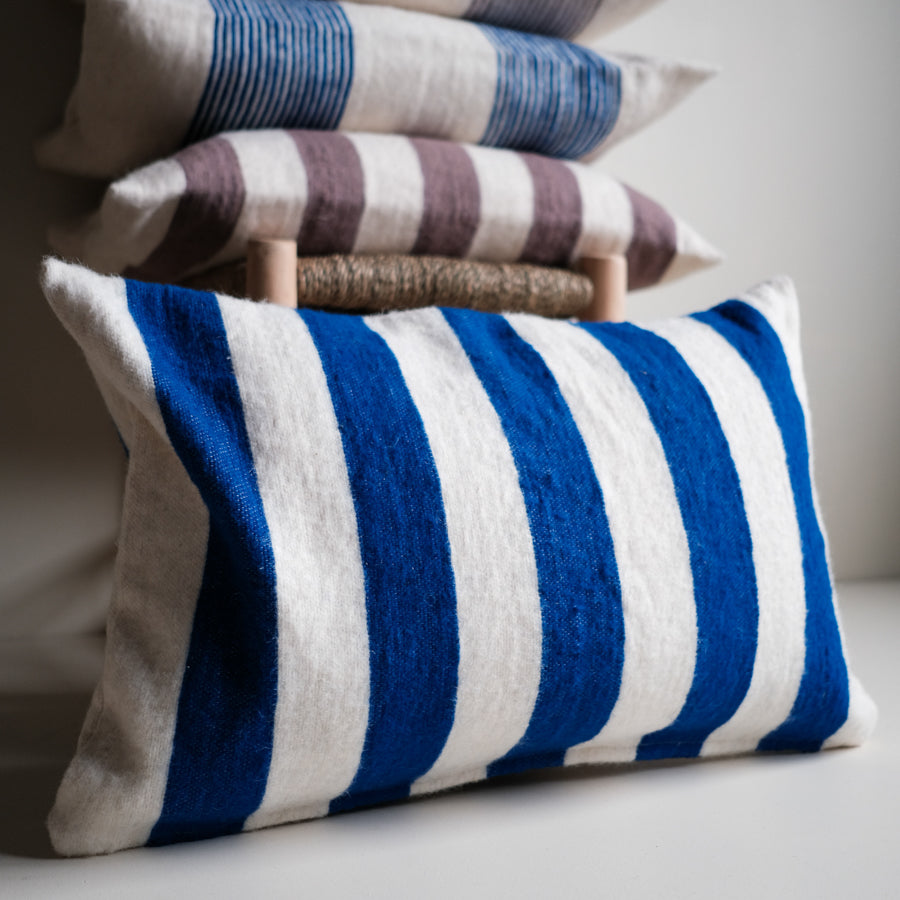 Wollen Kussen - blauw - brede streep