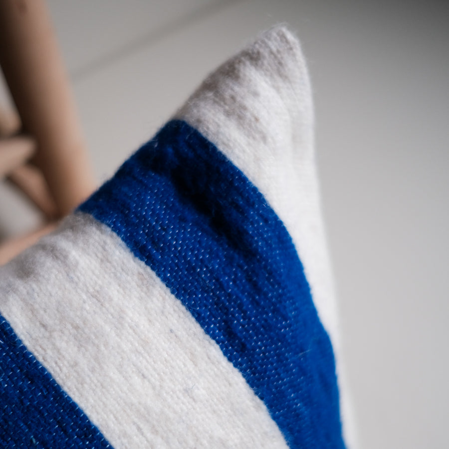 Wollen Kussen - blauw - brede streep