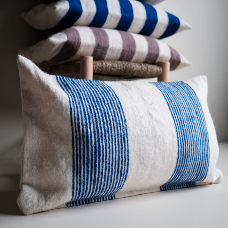 Wollen Kussen - blauw - smalle streep