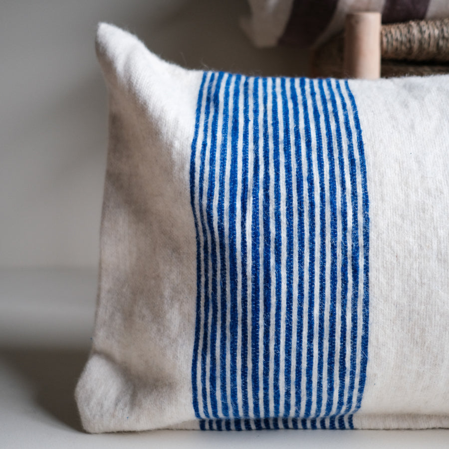 Wollen Kussen - blauw - smalle streep