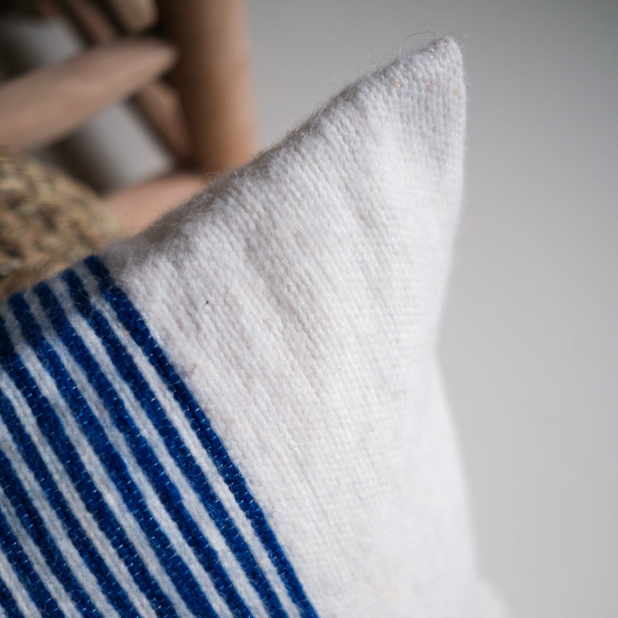 Wollen Kussen - blauw - smalle streep