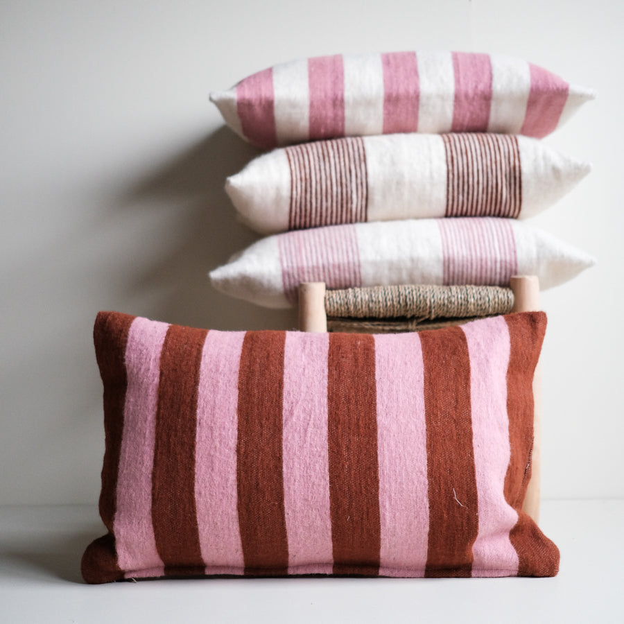Wollen Kussen - roze / bruin - brede streep