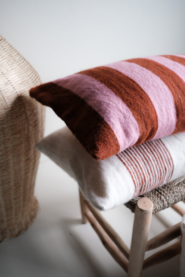 Wollen Kussen - roze / bruin - brede streep