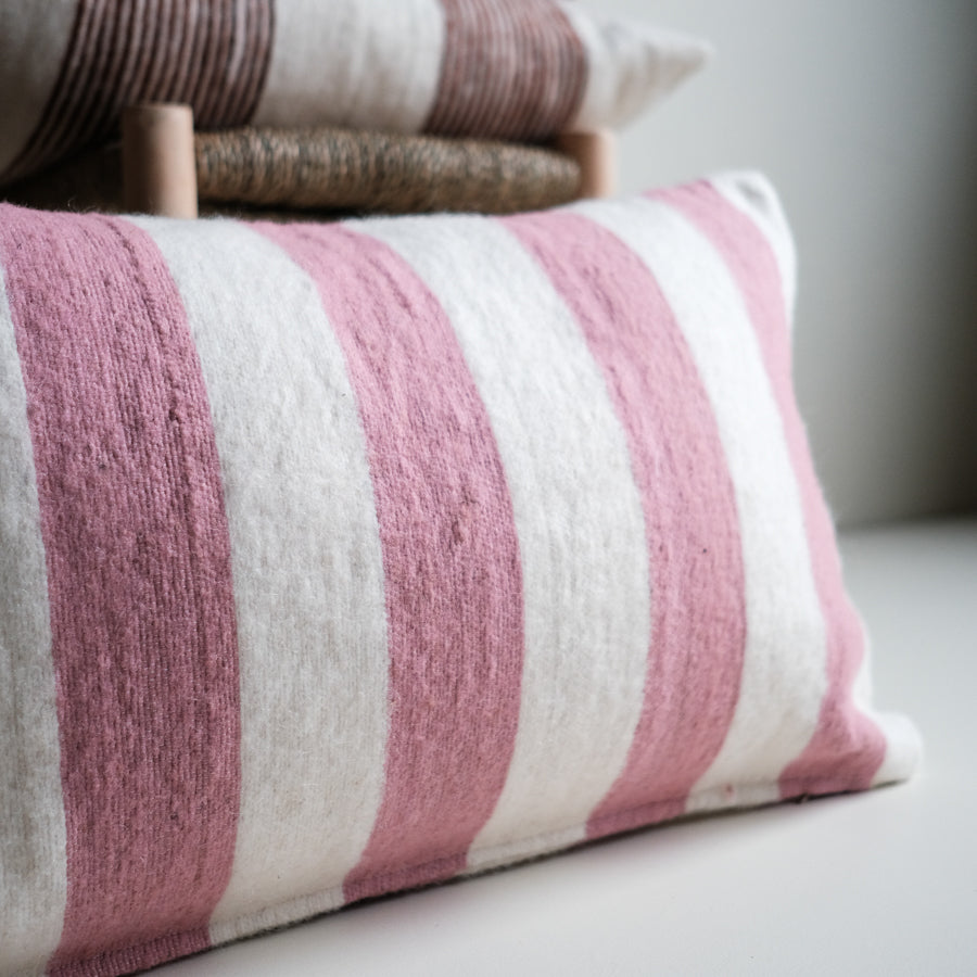 Wollen Kussen - zacht roze - brede streep