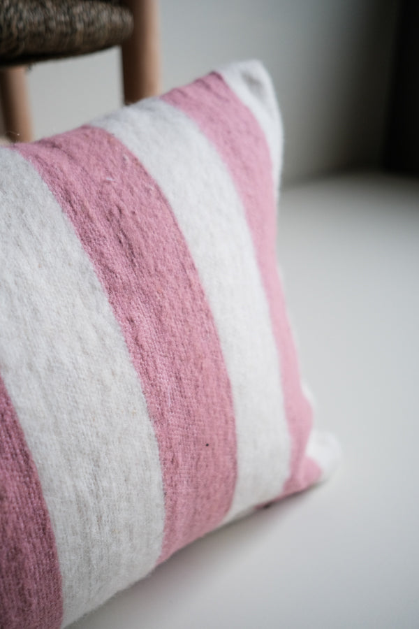 Wollen Kussen - zacht roze - brede streep