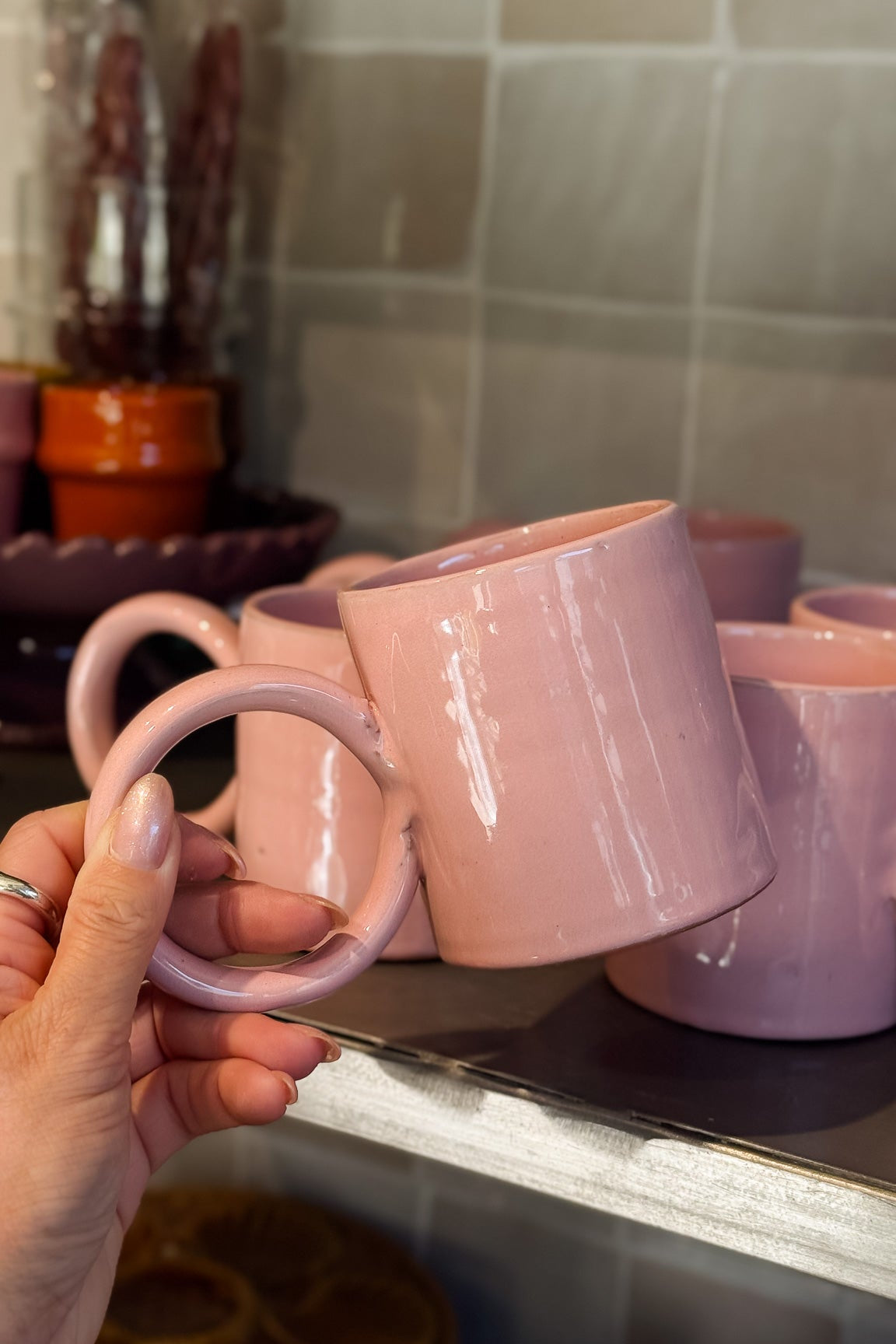 Handgemaakt roze mok met grote oor close up