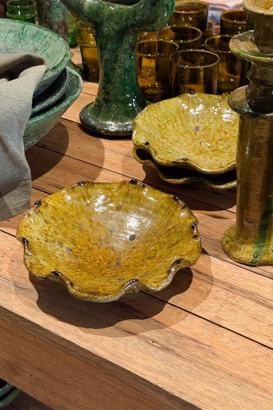 Handgemaakt schaaltje met wavy rand in traditionele mosterd kleur