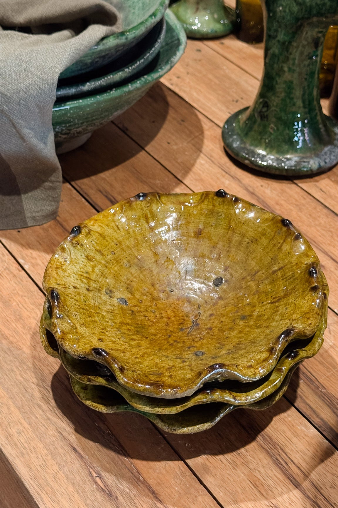 Een Tamegroute schaaltje in mosterd kleur met wavy rand, handgemaakt