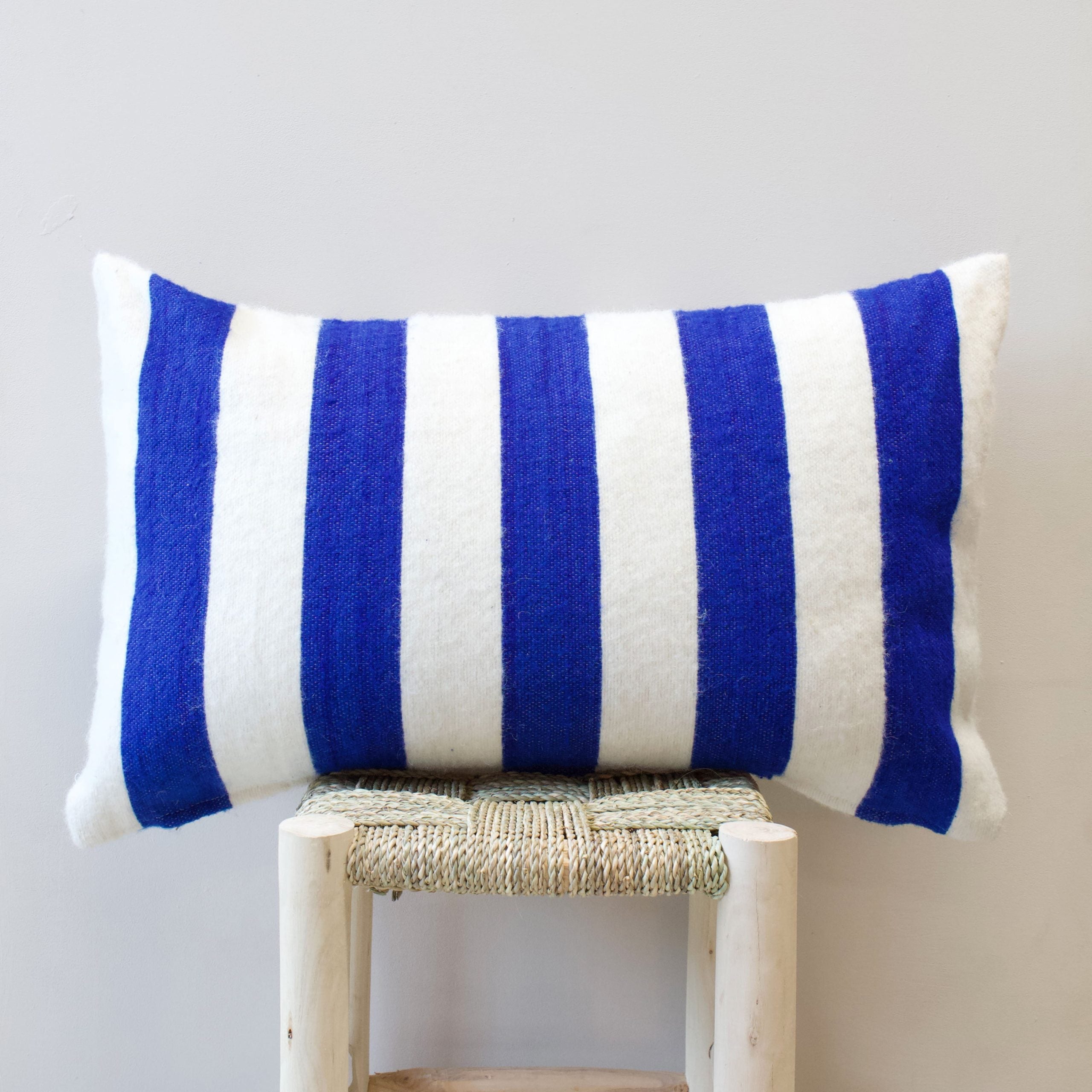 Wollen Kussen - blauw - brede streep