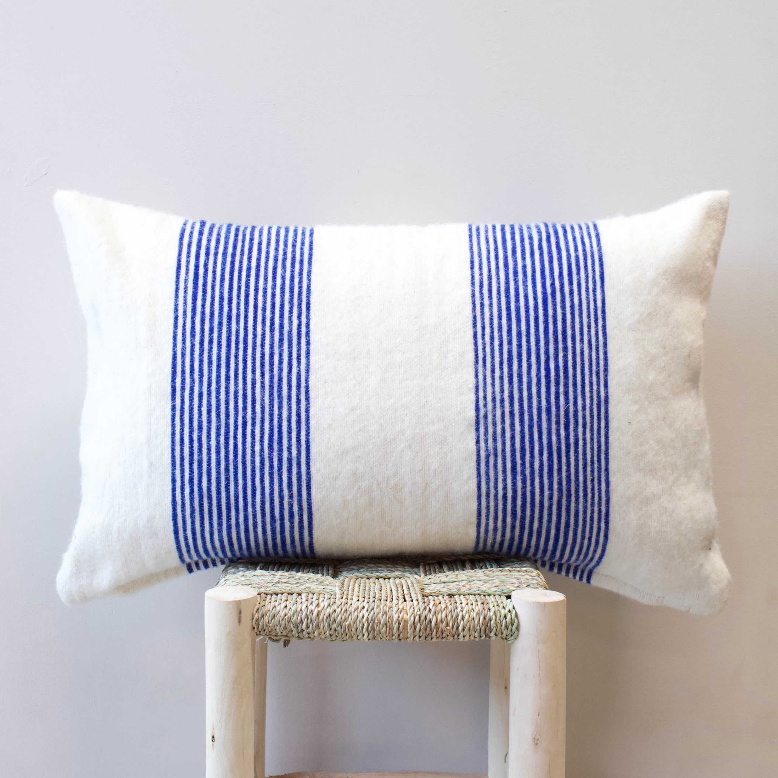 Wollen Kussen - blauw - smalle streep