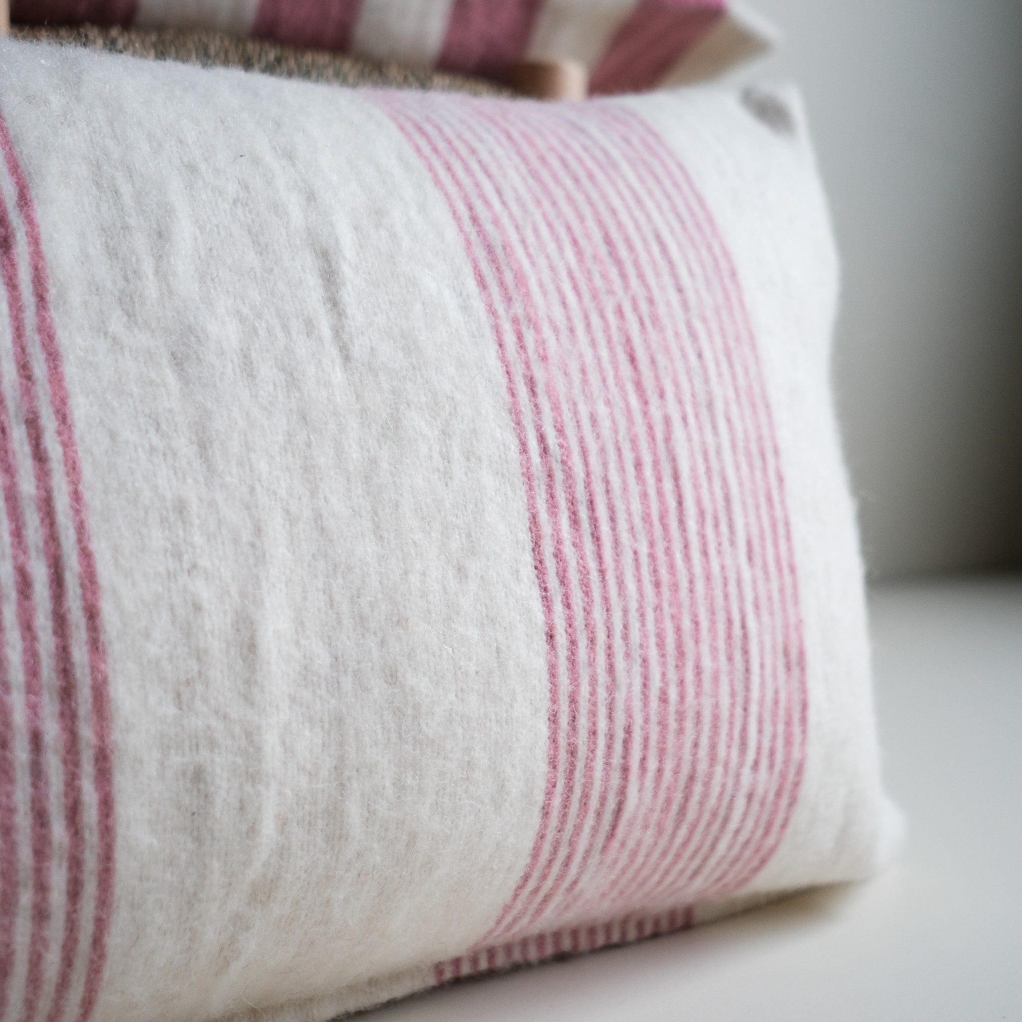 Wollen Kussen - fluor roze - smalle strepen