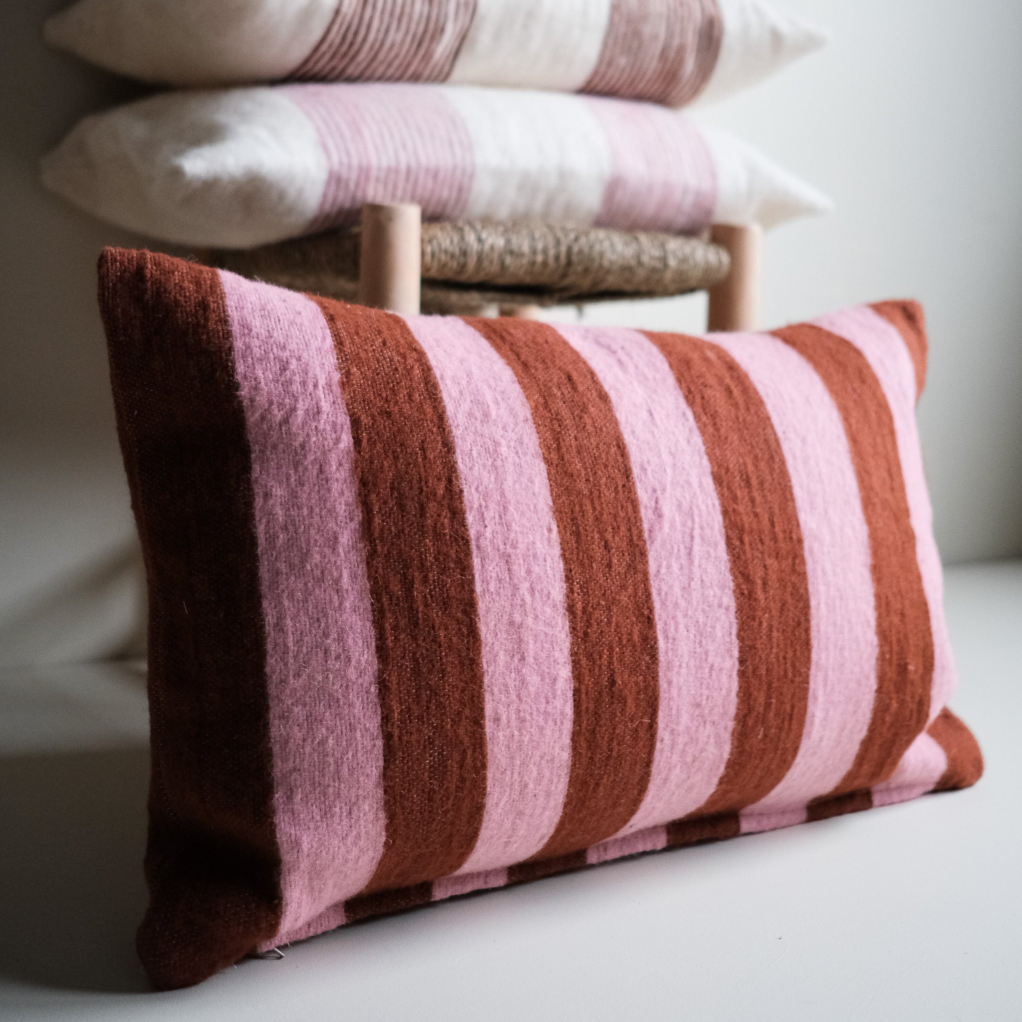 Wollen Kussen - roze / bruin - brede streep