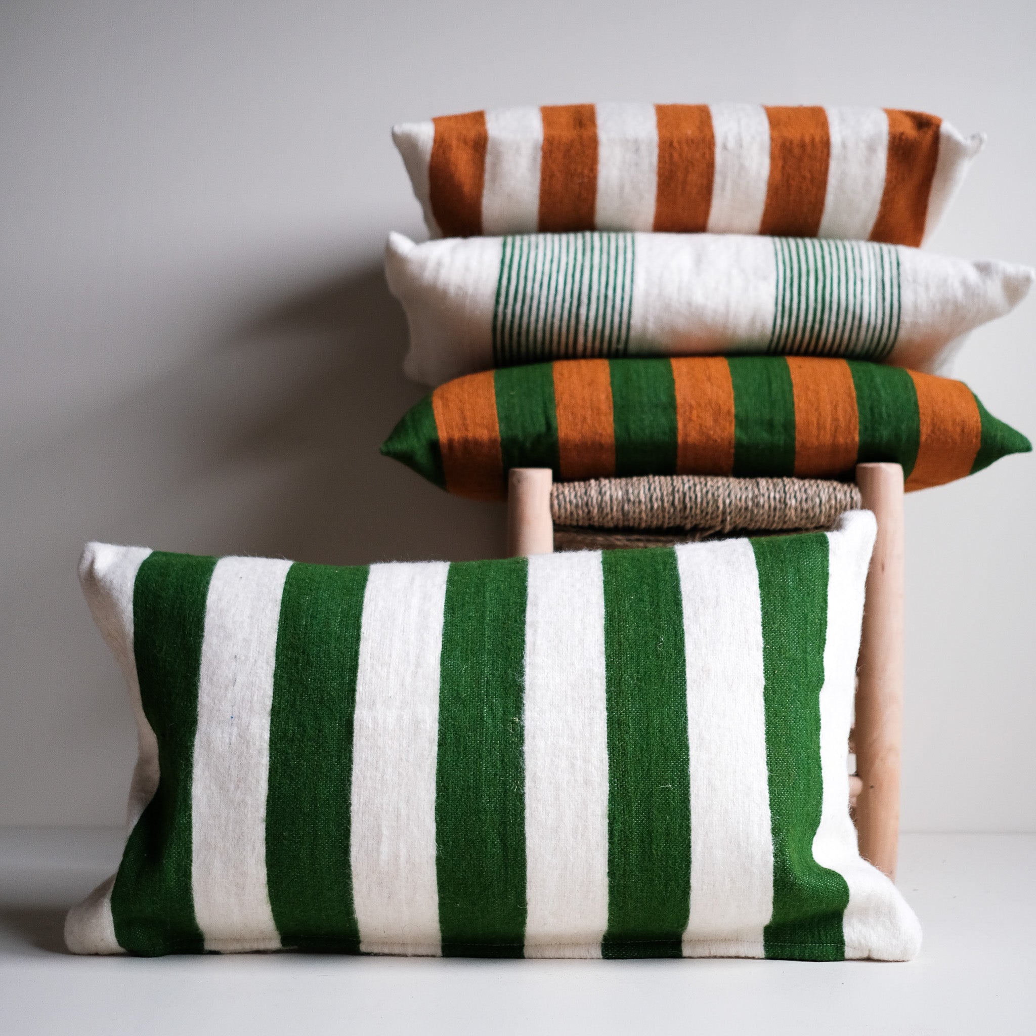 Wollen Kussen - groen - brede streep