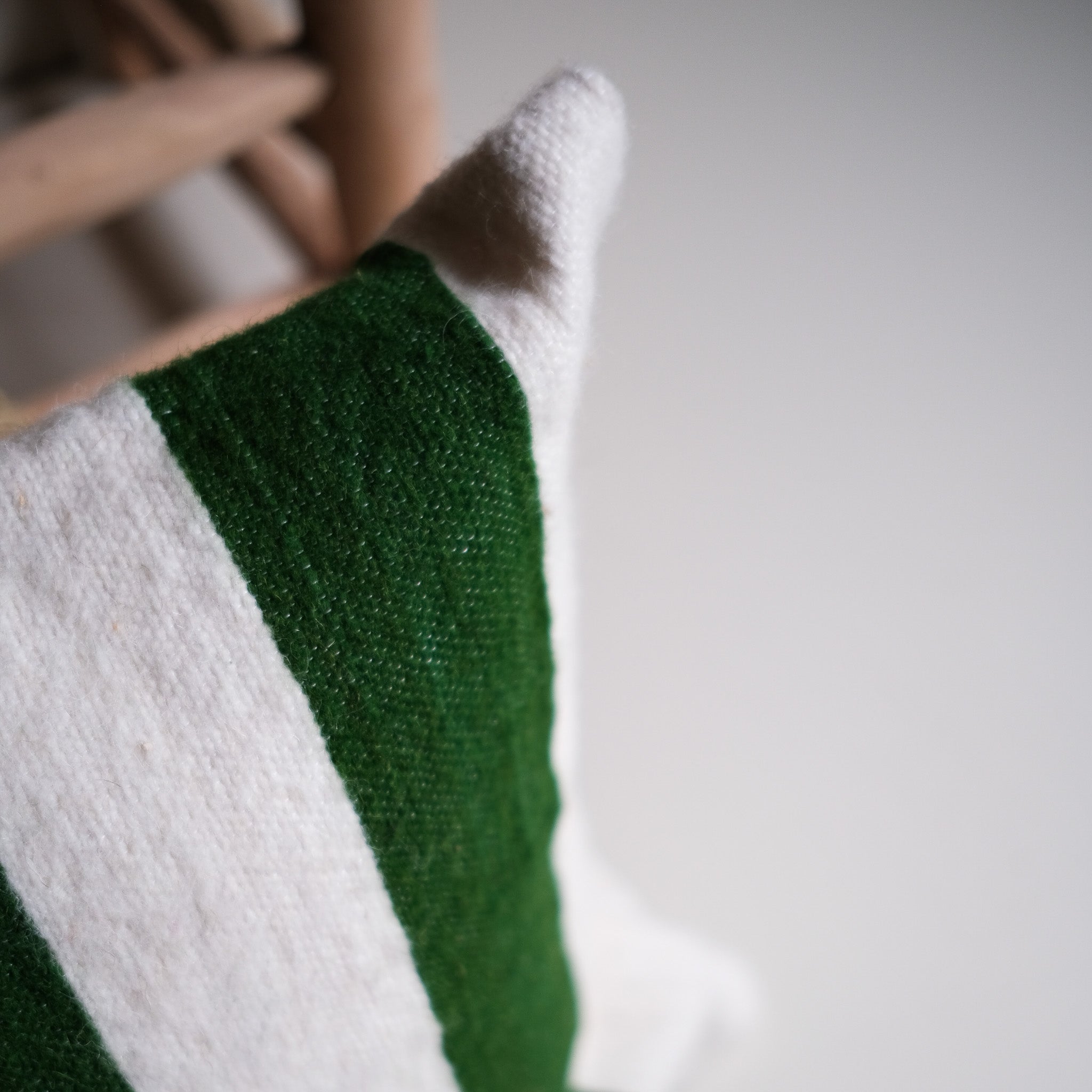 Wollen Kussen - groen - brede streep