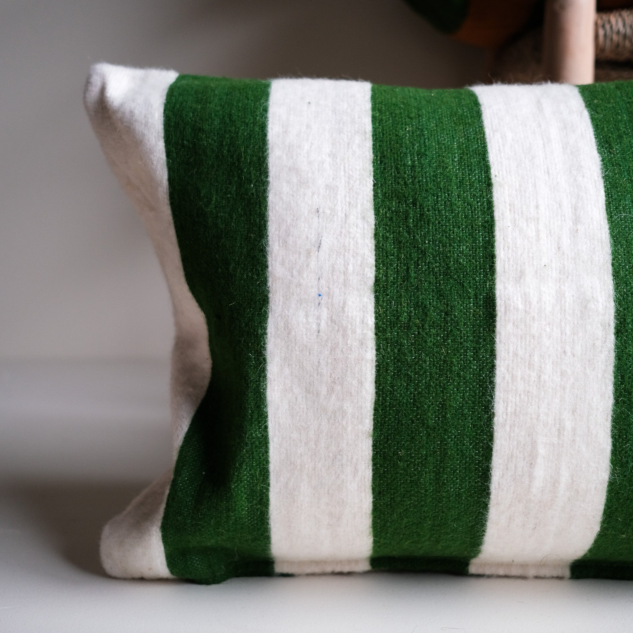 Wollen Kussen - groen - brede streep