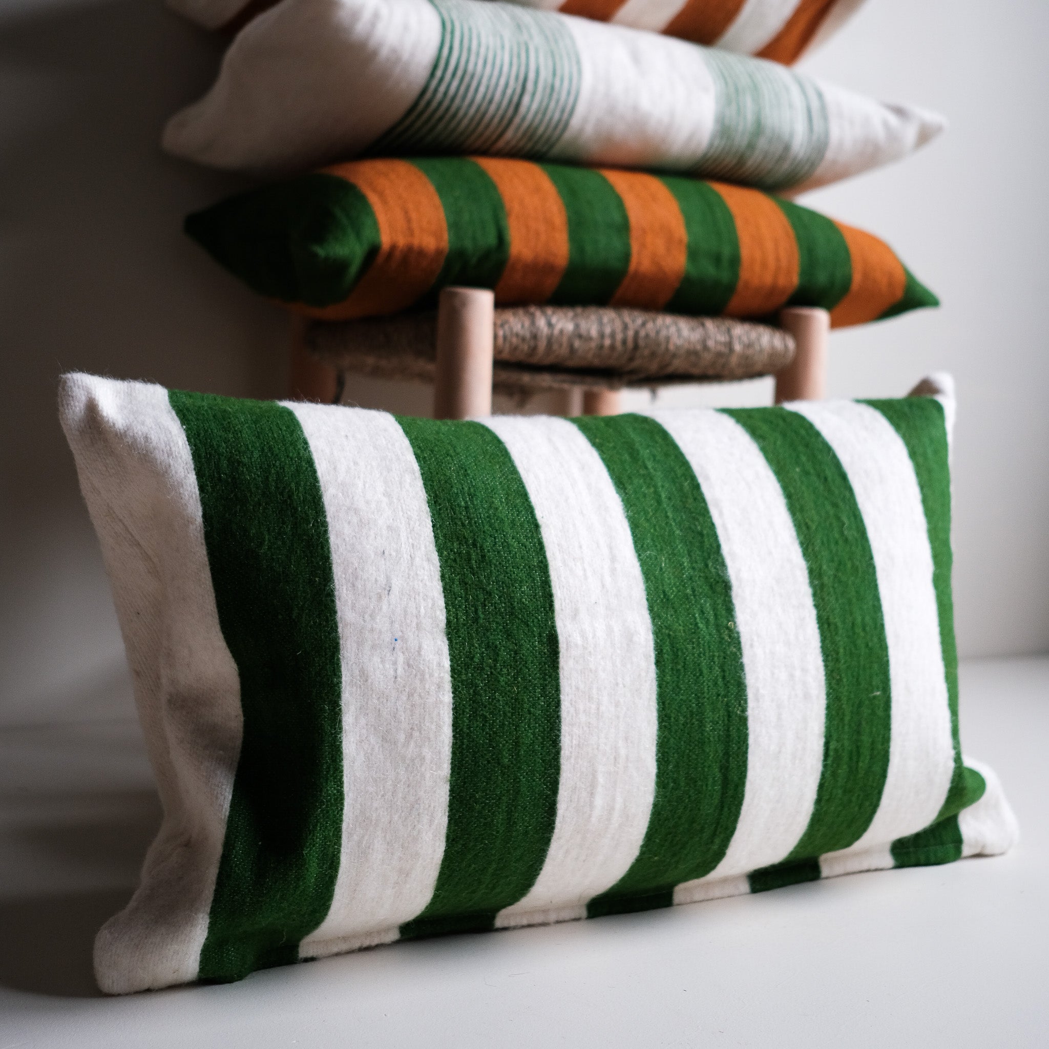 Wollen Kussen - groen - brede streep
