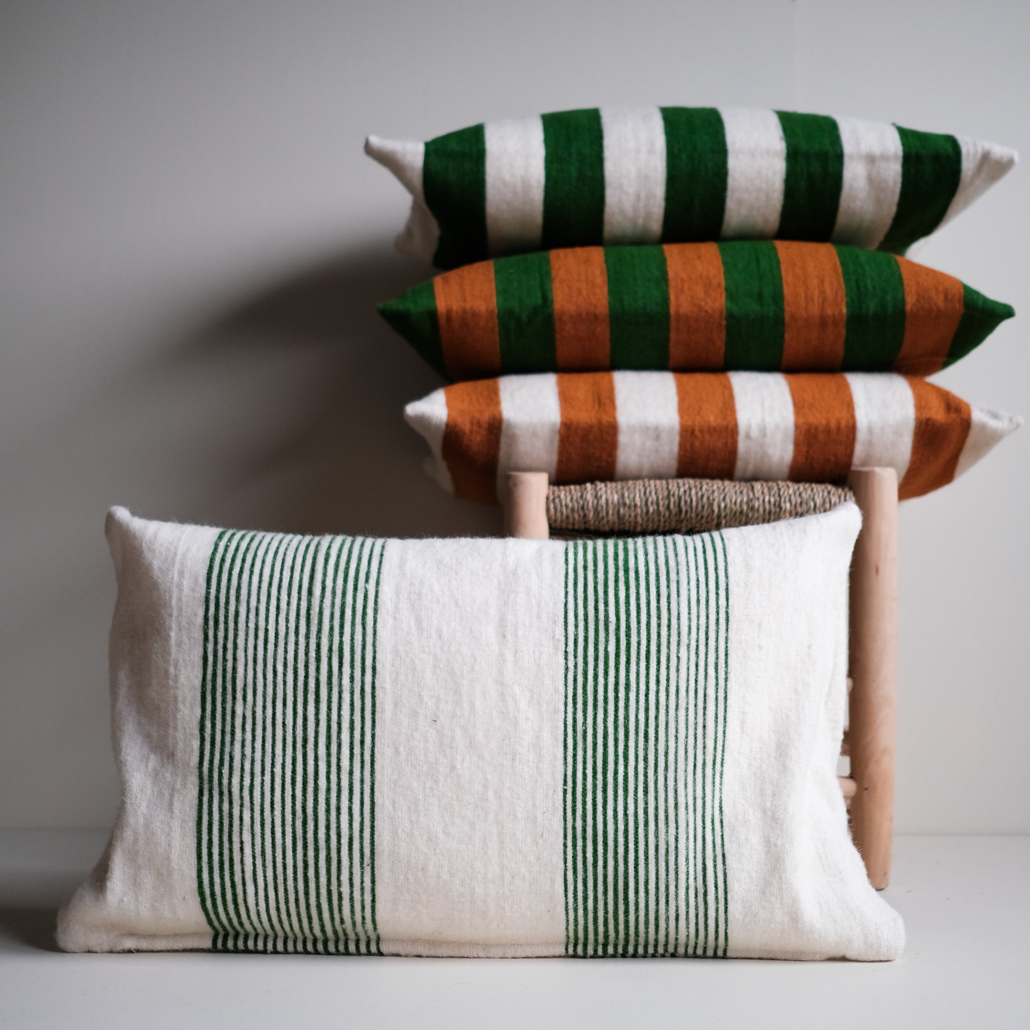 Wollen Kussen - groen- smalle streep