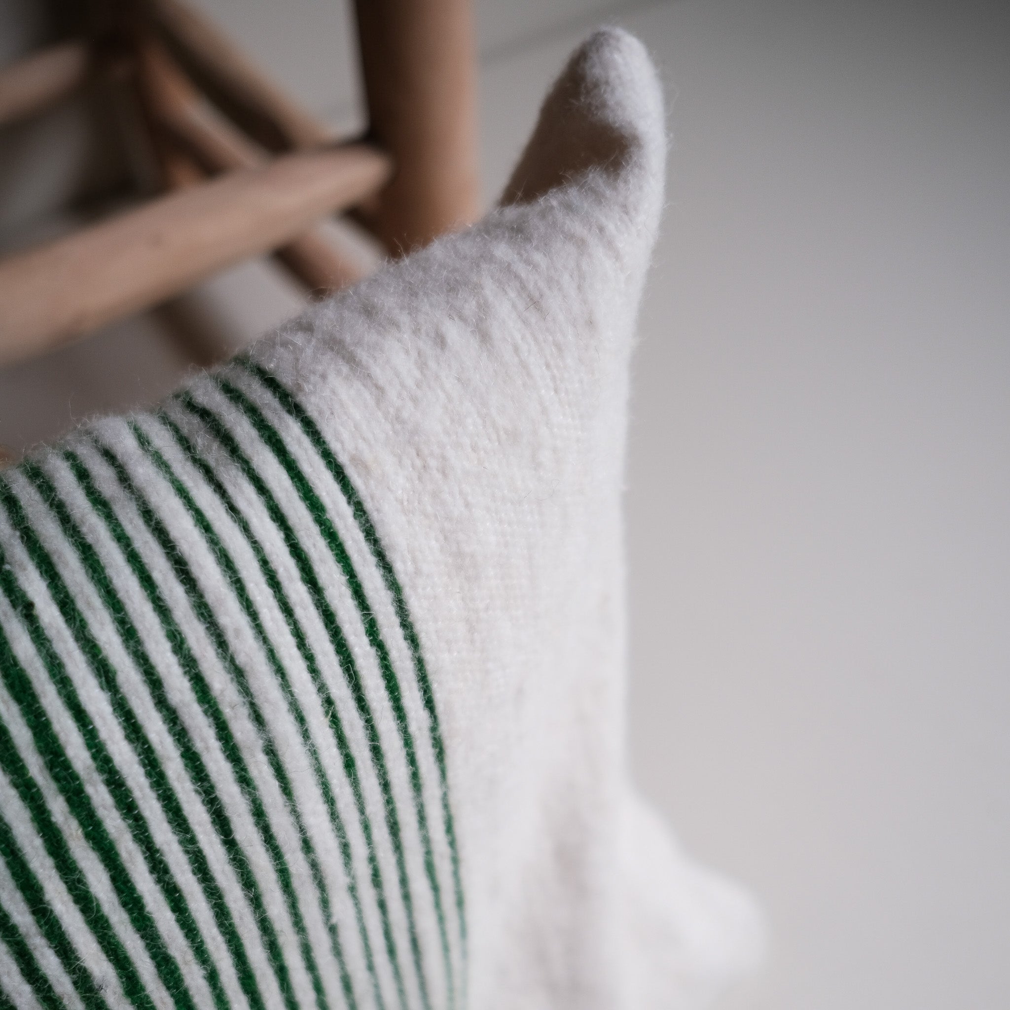 Wollen Kussen - groen- smalle streep