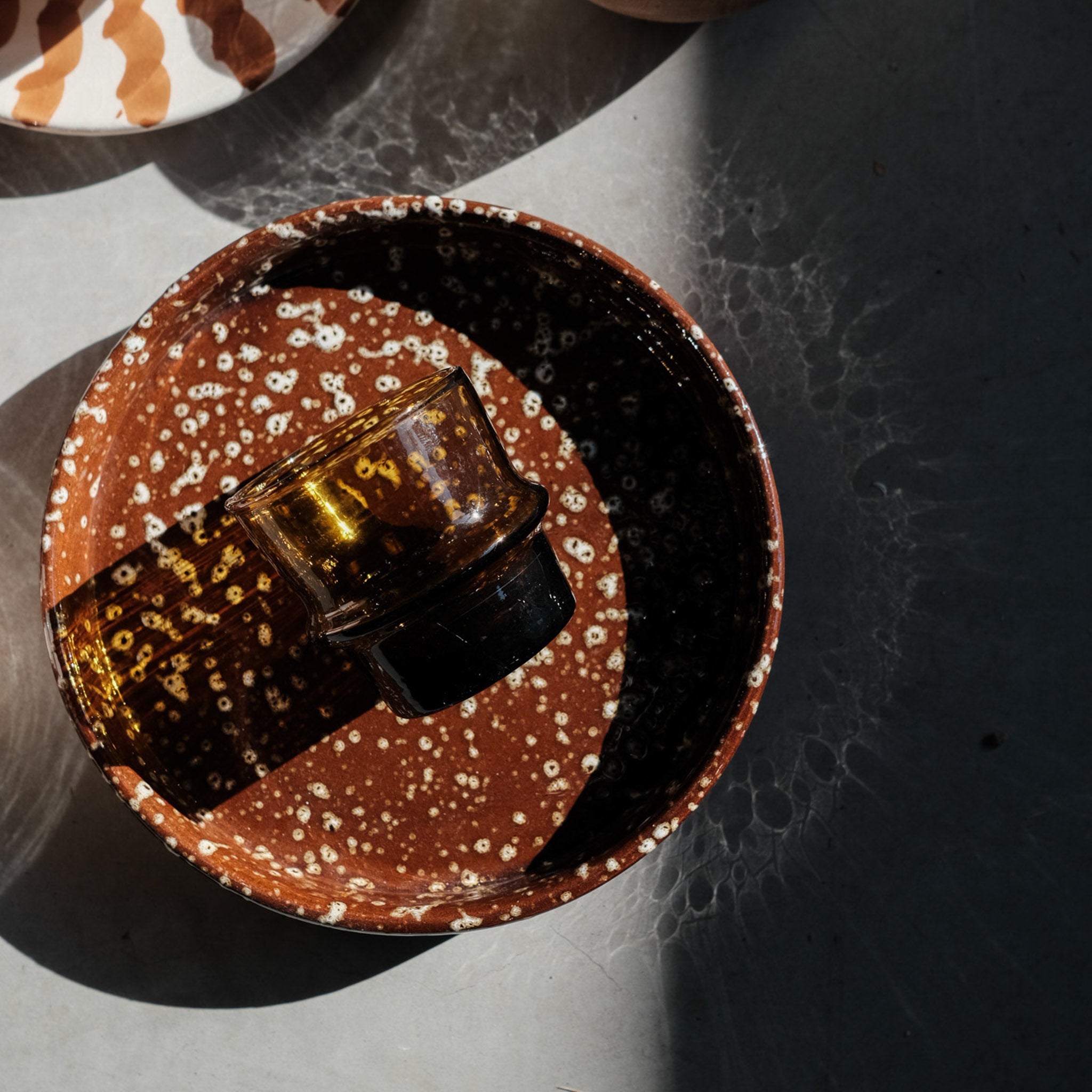 Bord keramiek spongeware bruin met rand